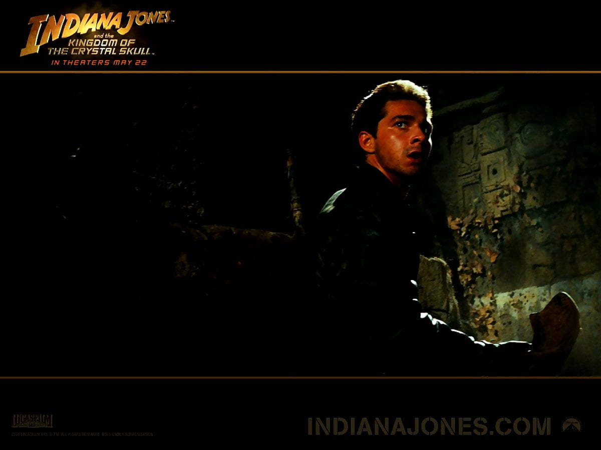 Shia LaBeouf in een donkere kamer (scène uit film "Indiana Jones") / gratis HD bureaubladafbeelding 1024x768