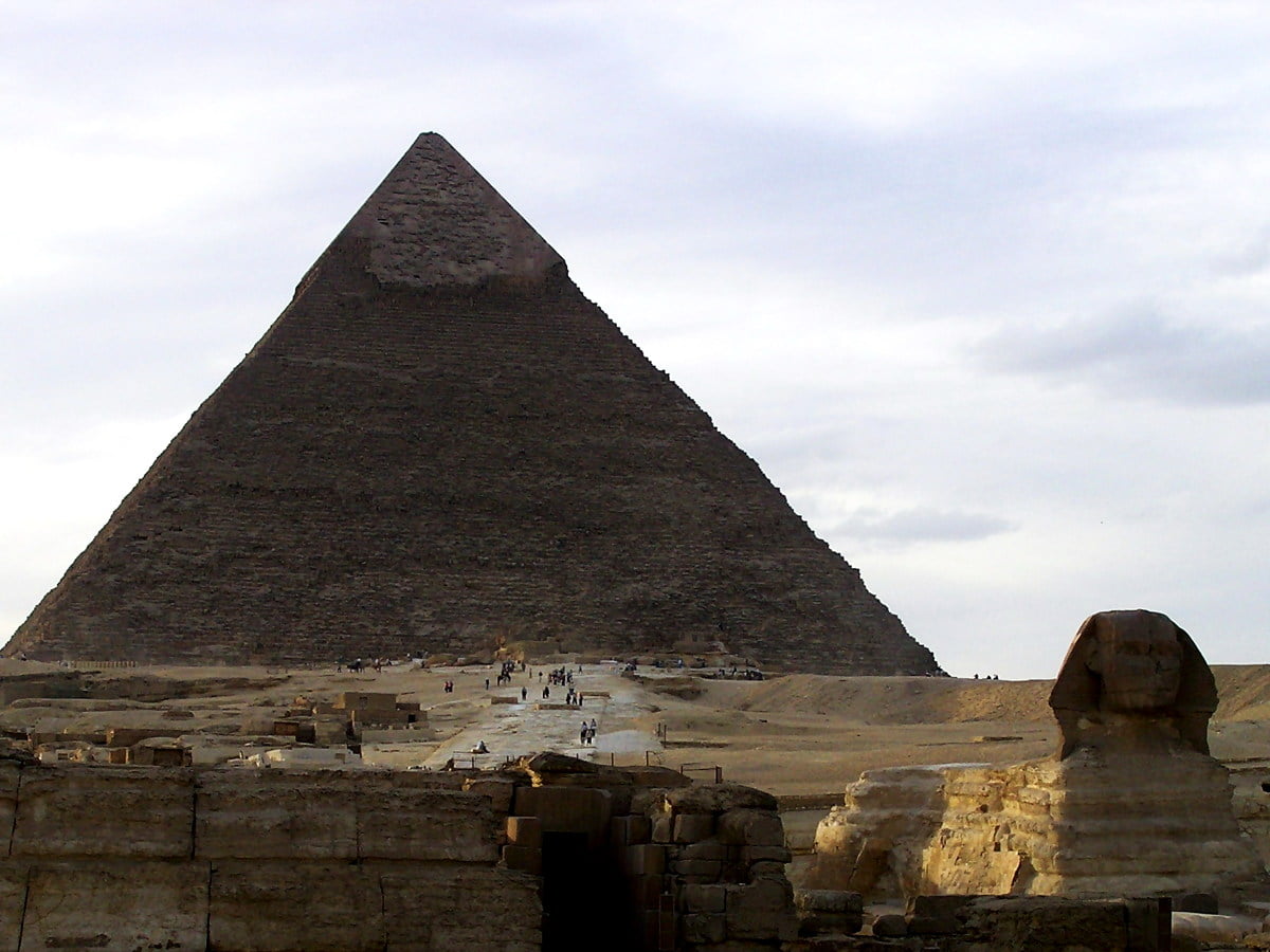 Stenen gebouw en Piramide van Khafre (Remaya Square, Egypte) : gratis achtergronden