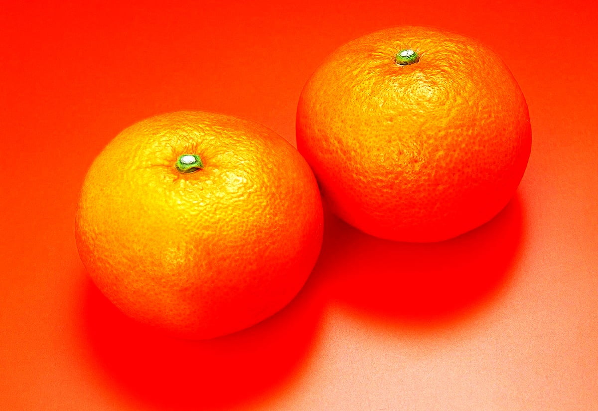 Achtergronden : twee sinaasappels op tafel
