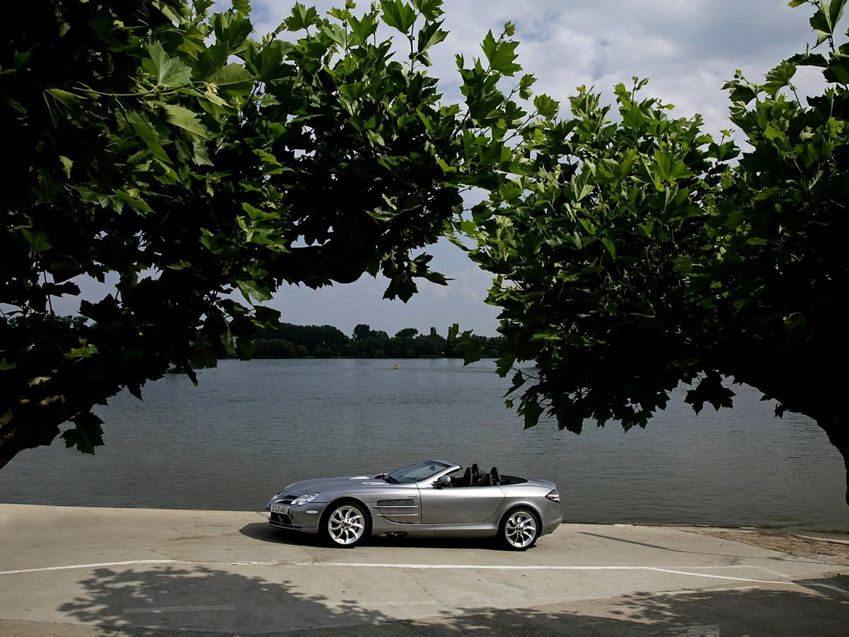 Gratis achtergrond — Mercedes-Benz parkeerde naast het meer (1600x1200)