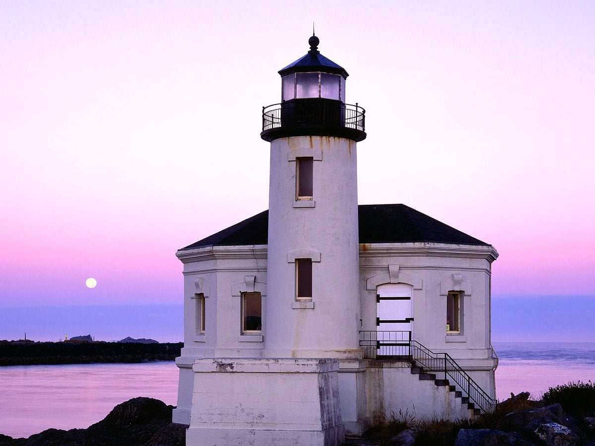 Kleine klokkentoren voor meer (Coquille River Lighthouse, Bandon, Oregon, Verenigde Staten van Amerika) - gratis HD achtergrond