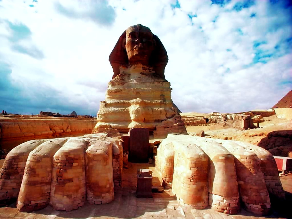 1024x768 desktop achtergrond — persoon die voor grote rots staat (Esna, Egypte)