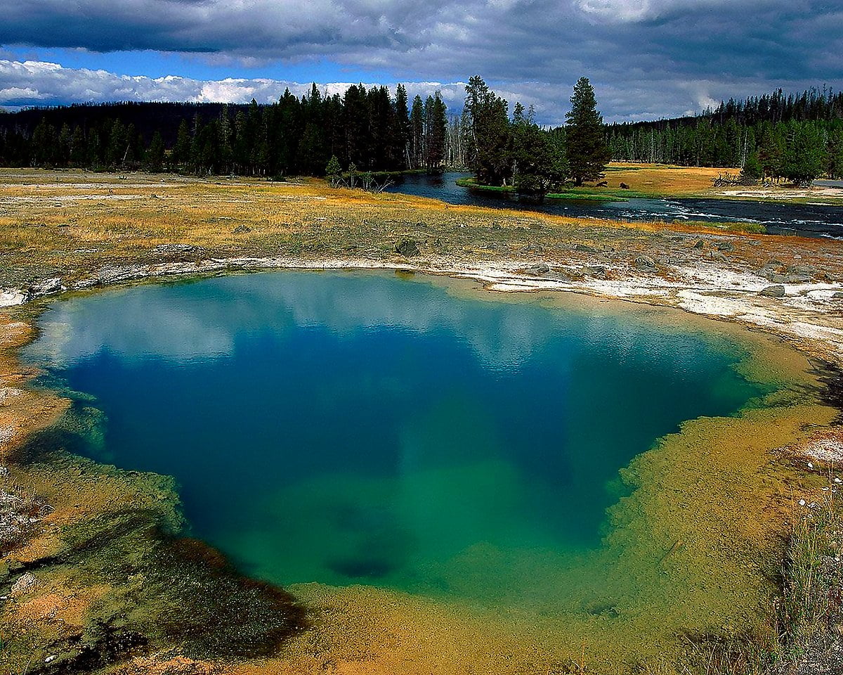 Gratis afbeelding voor achtergrond HD — waterval omgeven door bomen (Yellowstone National Park, Wyoming, Verenigde Staten van Amerika)