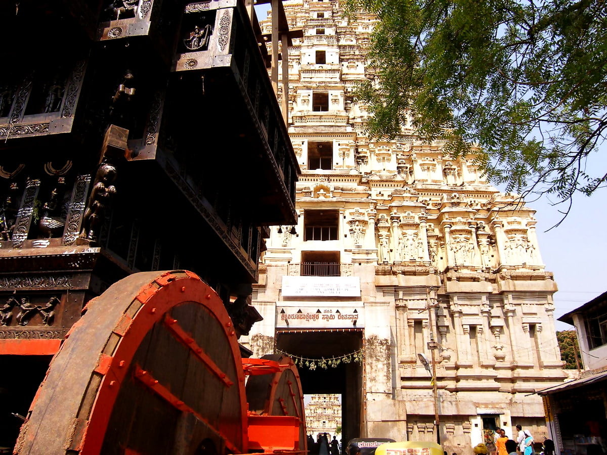 Vrachtwagen die voor gebouw zit (Sri Virupaksha-tempel, Hampi, India) — afbeelding voor achtergrond