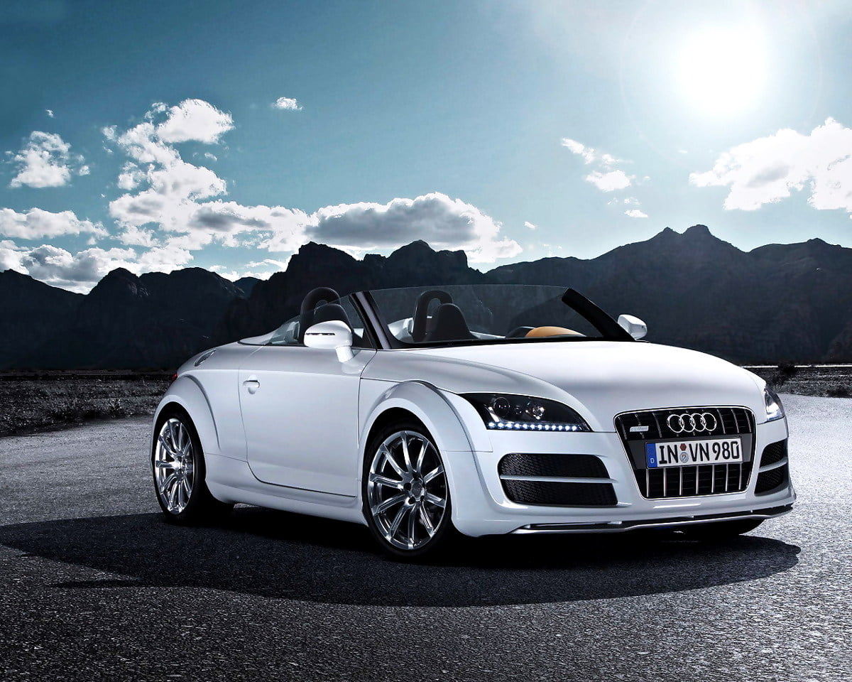 Audi parkeerde aan de kant van de berg : achtergrond 1280x1024