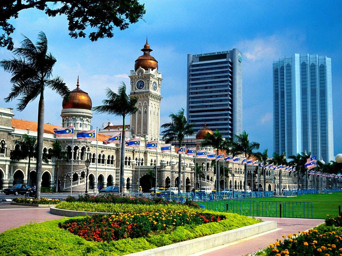 Desktop achtergrond - grote klokkentoren torenhoog boven Merdeka Square, Kuala Lumpur (Maleisië)