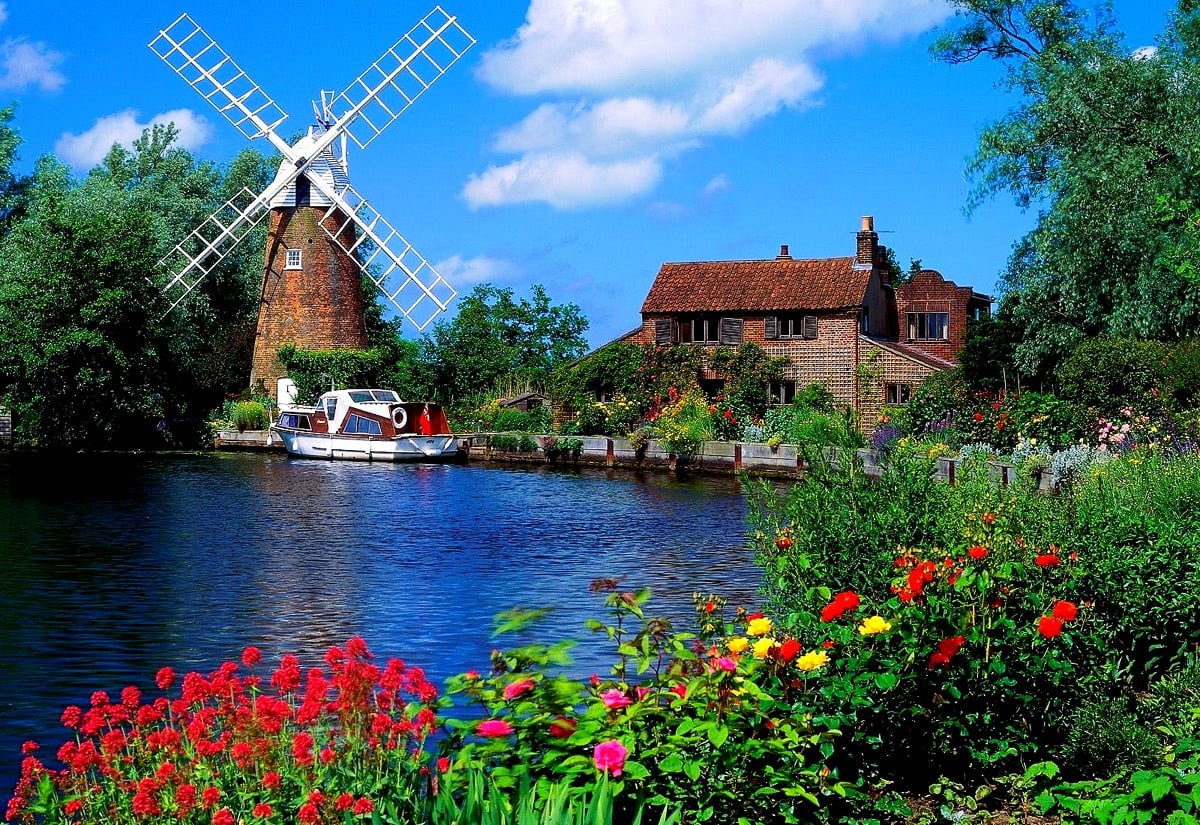 Achtergrond afbeelding - kleine boot in de rivier omgeven door bomen (Verenigd Koninkrijk)