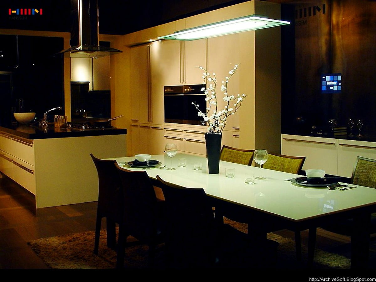 Keuken met tafel in de kamer : gratis bureaublad achtergrond