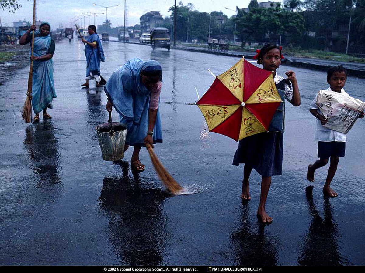 Mensen lopen op straat met paraplu - gratis achtergrond