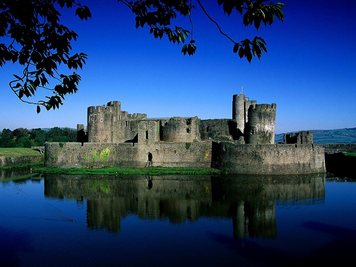Kasteel op Leeds Castle over de rivier (Caerphilly Castle, Caerphilly, Wales, Verenigd Koninkrijk) / gratis desktop achtergrond