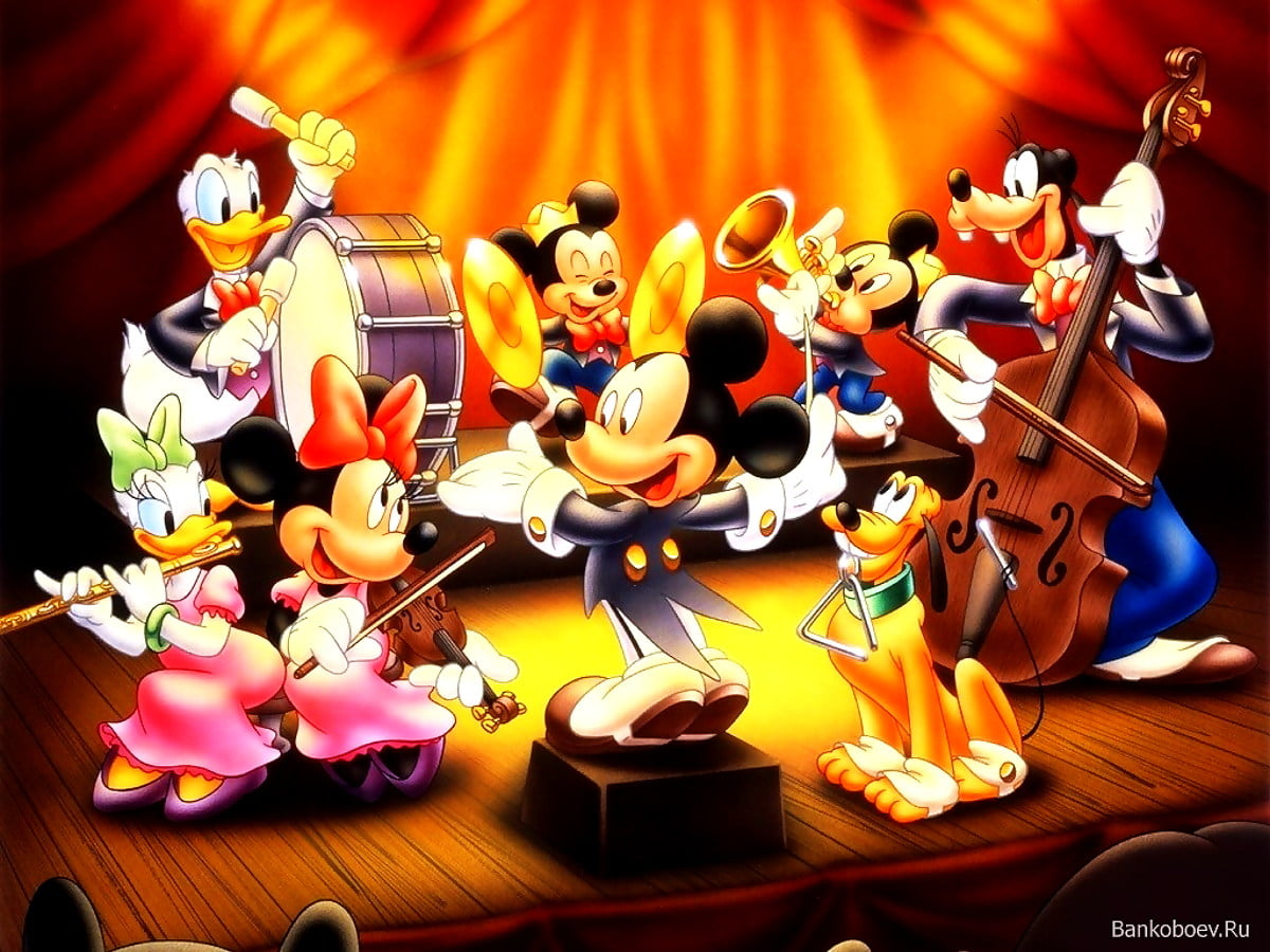 1024x768 desktop achtergrond — knuffels op houten tafel (scène uit computeranimatiefilm "Mickey Mouse")