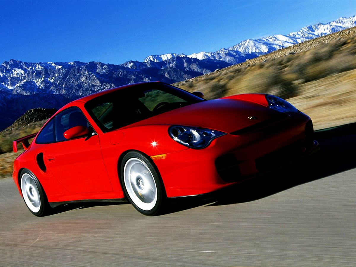 Rode Porsche voor berg : achtergrond