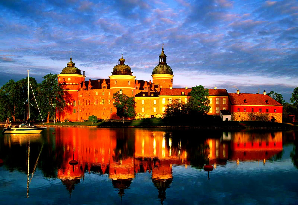 Kasteel omgeven door meer (Gripsholms slott, Mariefred, Zweden) - achtergrond afbeelding