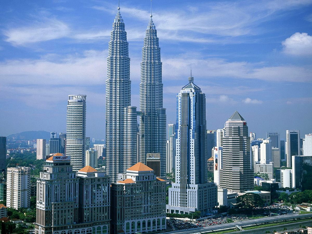 Grote rivier en Petronas-torens (KLCC Park, Kuala Lumpur, Maleisië) - achtergrond