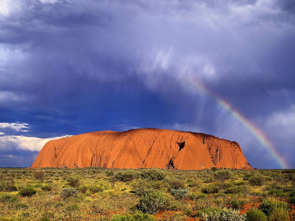 1600x1200 achtergronden / groot groen veld en Uluru (Mutitjulu, Australië)