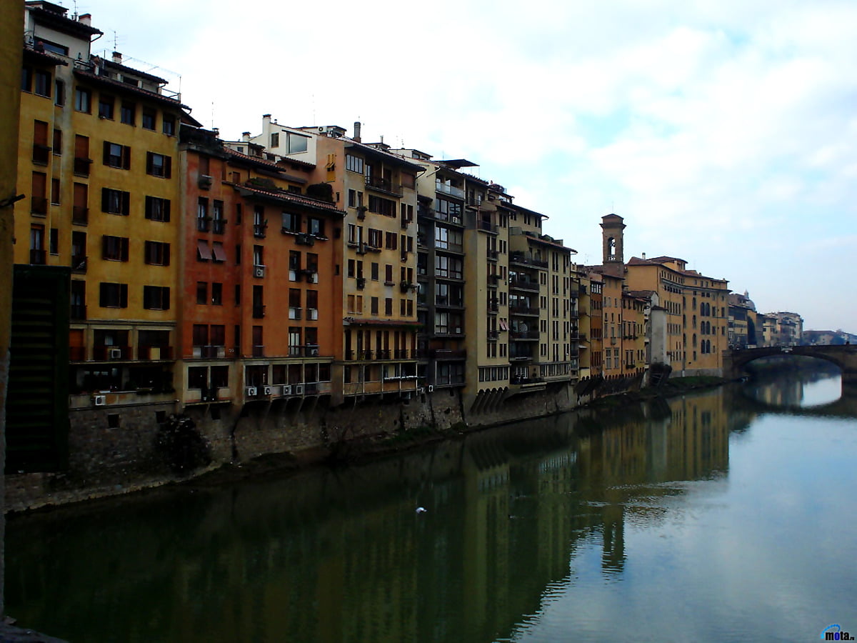 Brug over rivier en stad (Piazzale Michelangelo, Florence, Italië) : bureaublad achtergrond