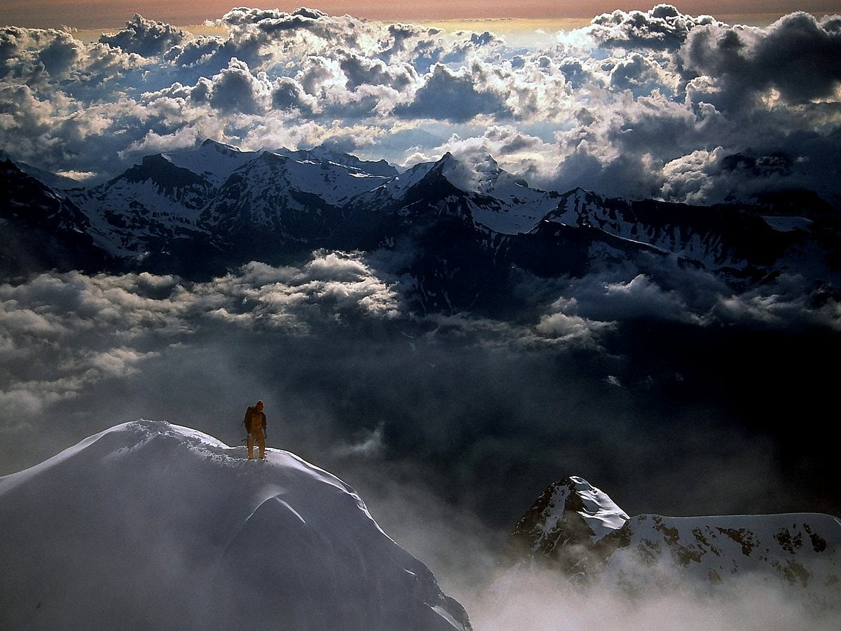 Wolken in de lucht boven met sneeuw bedekte berg (Zwitserland) : gratis HD afbeelding voor achtergrond 1600x1200