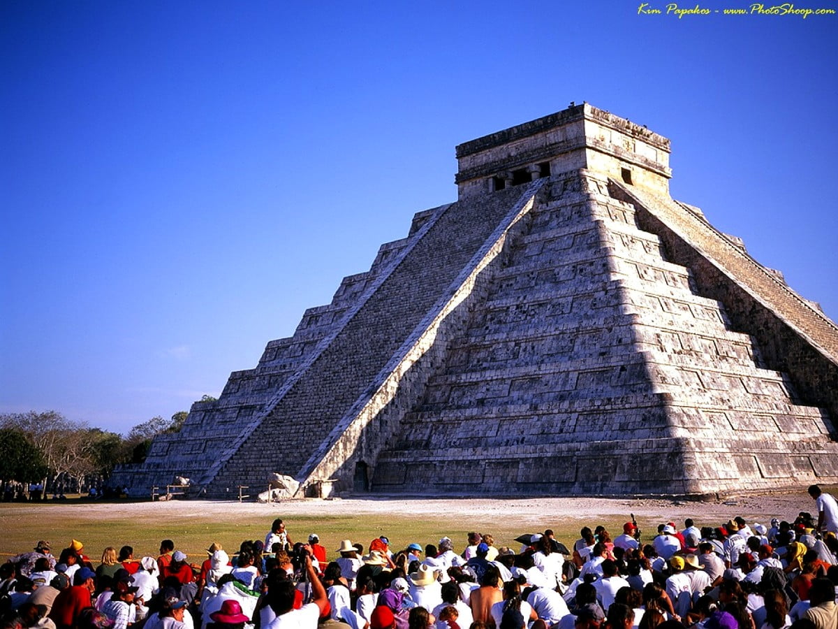 Bureaublad achtergrond — grote menigte mensen die voor Chichen Itza staan (X-Calakoop, Yucatán, Mexico) 1600x1200