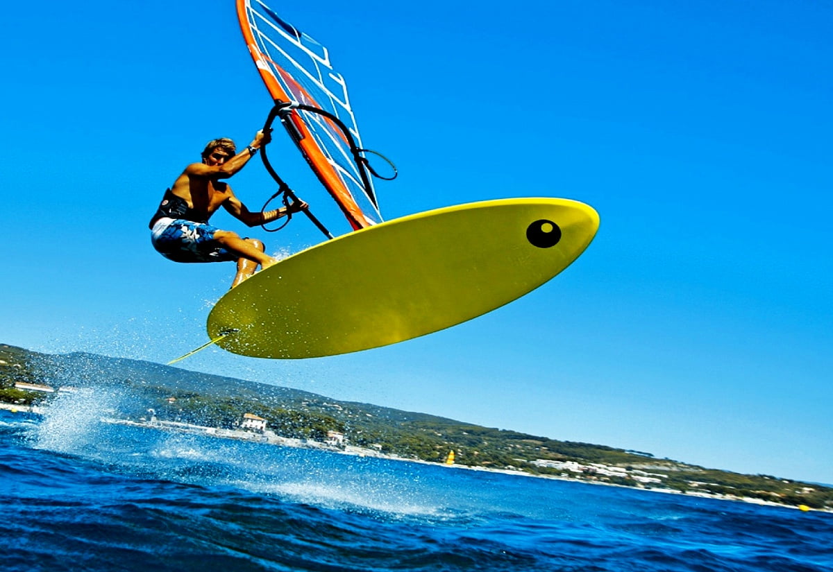 Persoon die surfplank in de lucht berijdt : gratis achtergronden