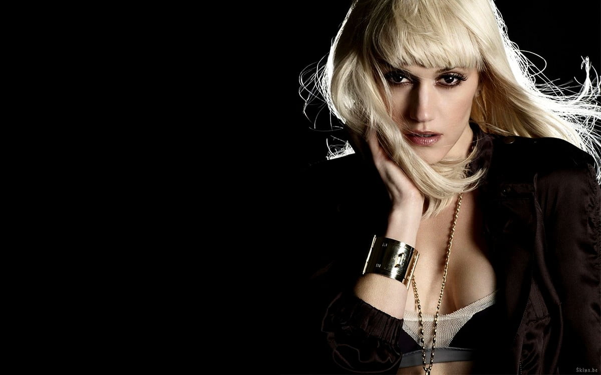 Gwen Stefani draagt ​​een zwarte jurk / achtergrond