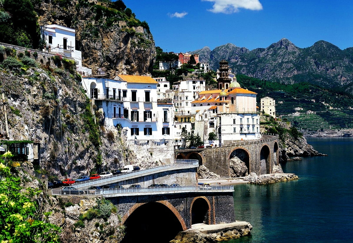 Achtergronden : stenen brug over de rivier (Atrani, Italië)