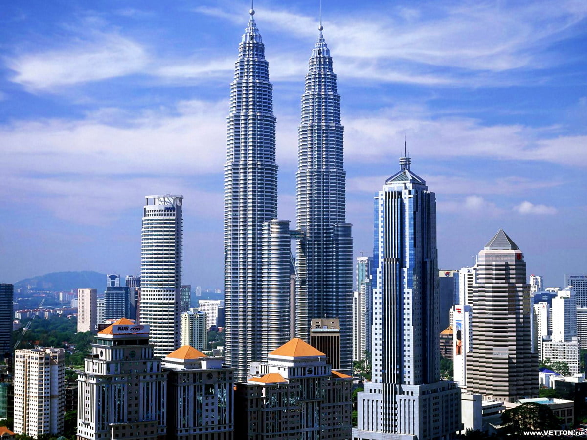 Grote stad en hoge gebouwen met Petronas-torens (Menara Kuala Lumpur, Kuala Lumpur, Maleisië) / achtergrond 1600x1200