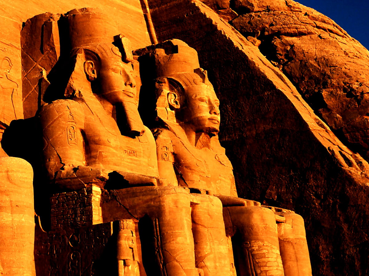 Mensen op rots en tempels van Abu Simbel (Egypte)
