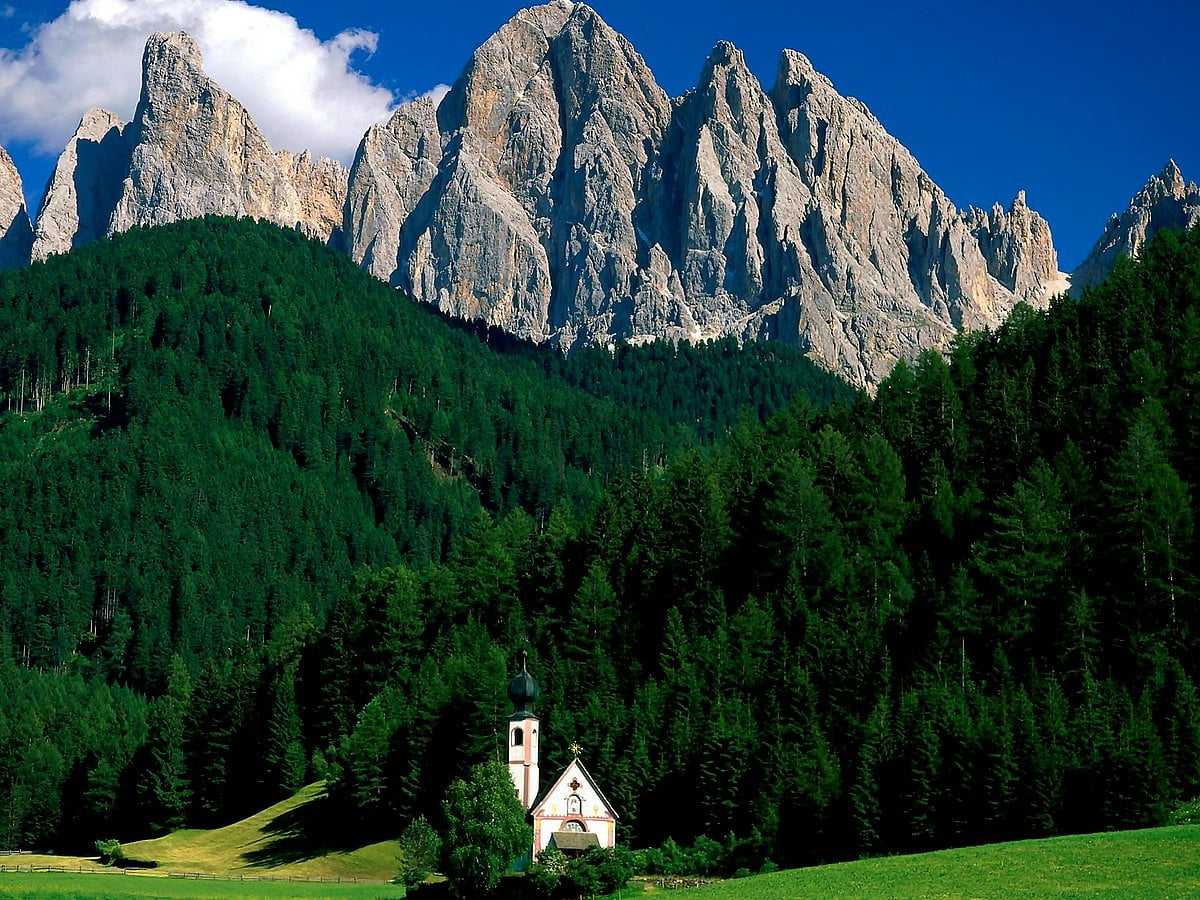 Heuvels en bomen en Dolomieten (Italië) - HD desktop achtergrond