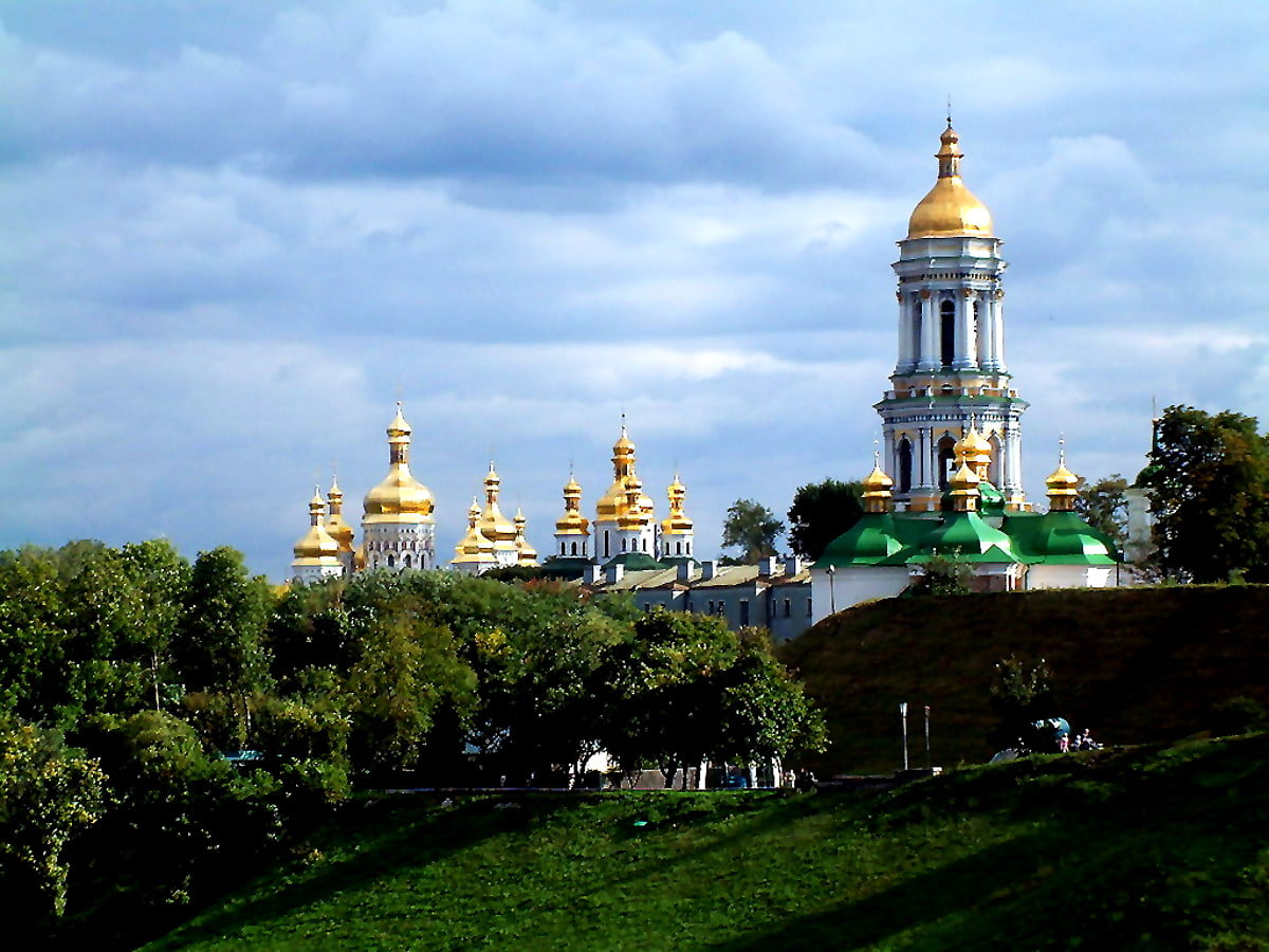Groot gebouw met grasveld (Holenklooster van Kiev, Kiev, Oekraïne) / achtergrond afbeelding 1024x768