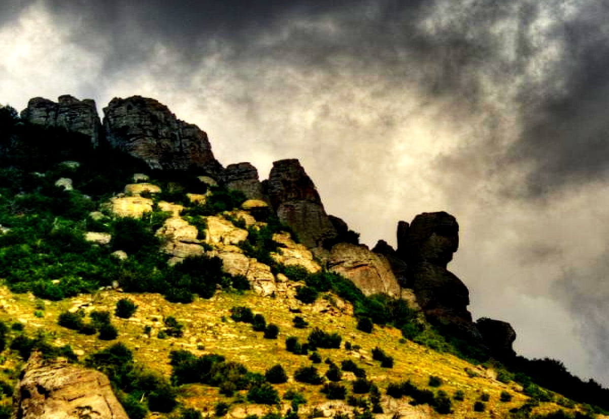 Achtergrond afbeelding - kasteel op rotsachtige heuvel