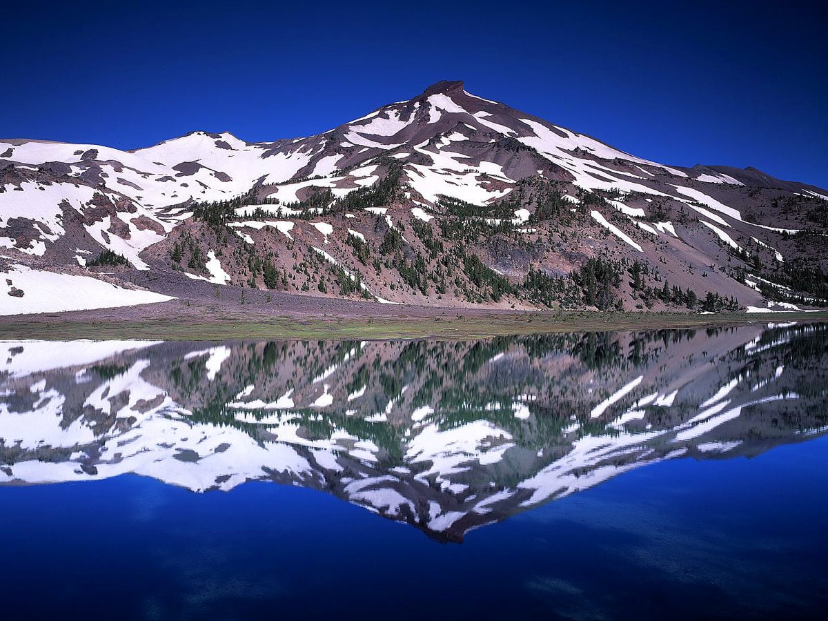 Besneeuwde berg (Three Sisters, Oregon, Verenigde Staten van Amerika) - wallpaper