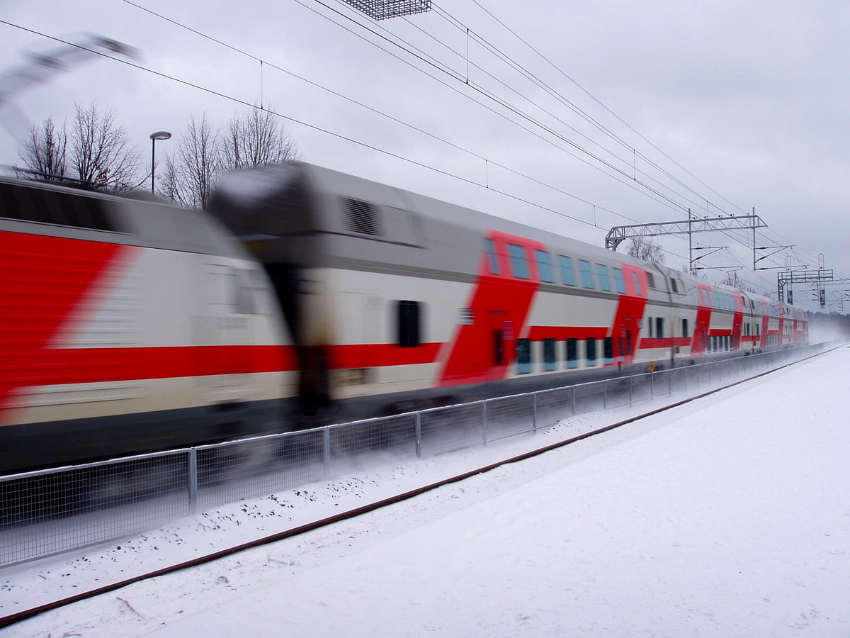 Rode en witte trein op treinstation : achtergrond