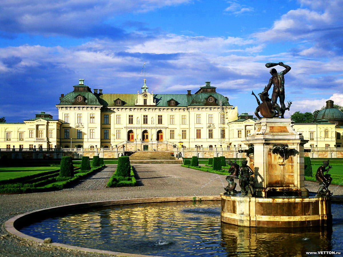Kasteel omgeven door rivier en paleis Drottningholm (Drottningholm, Zweden) — gratis HD bureaublad achtergrond