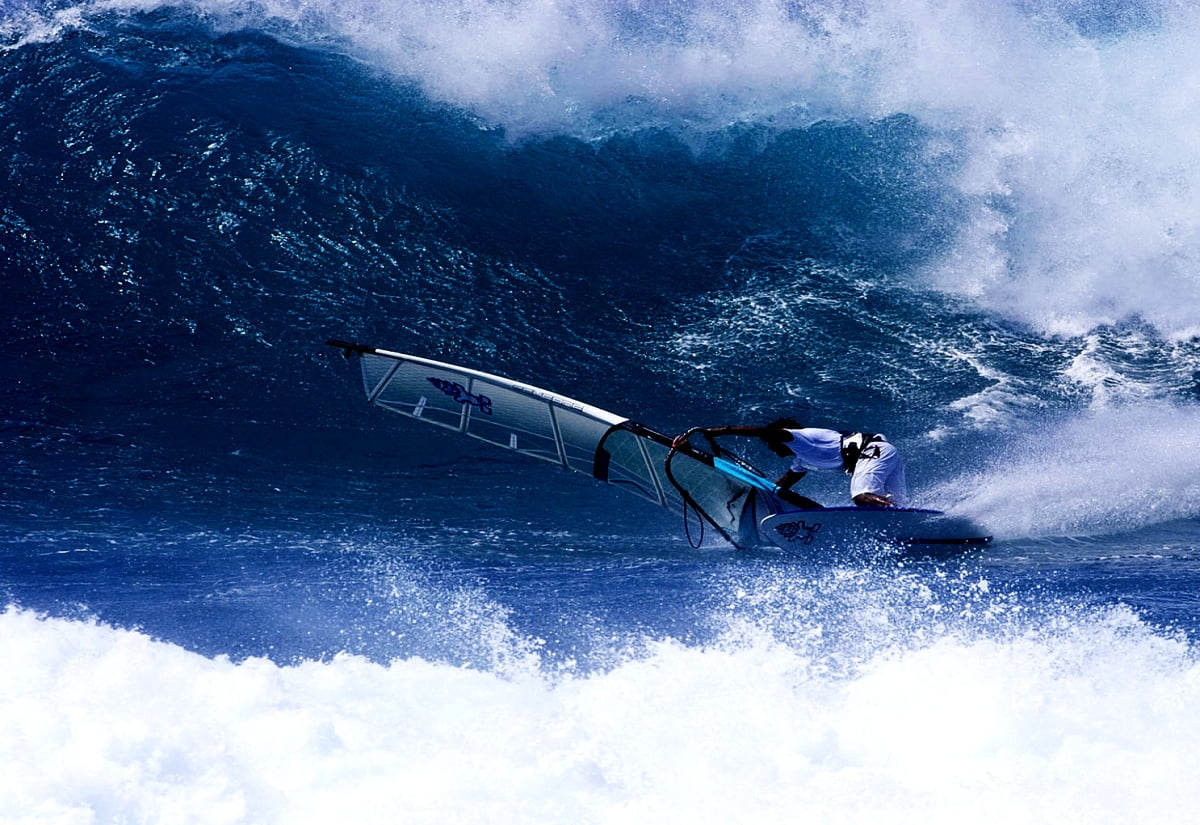 Man rijden golf op surfplank in de oceaan - gratis bureaublad achtergrond 1600x1100
