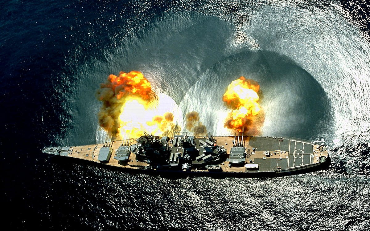 Rook komt uit water en USS Iowa (BB-61) — HD achtergrond 2560x1600