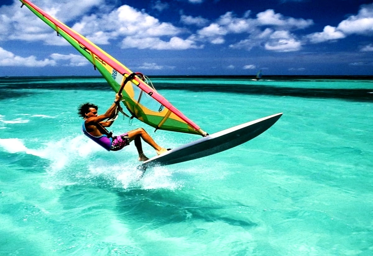 Persoon die surfplank op oceaan berijdt — achtergrond