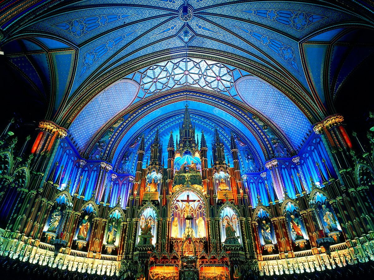 Groot glazen gebouw en Basiliek Notre-Dame (Jarry Park, Montreal, Quebec, Canada) - HD desktop achtergrond