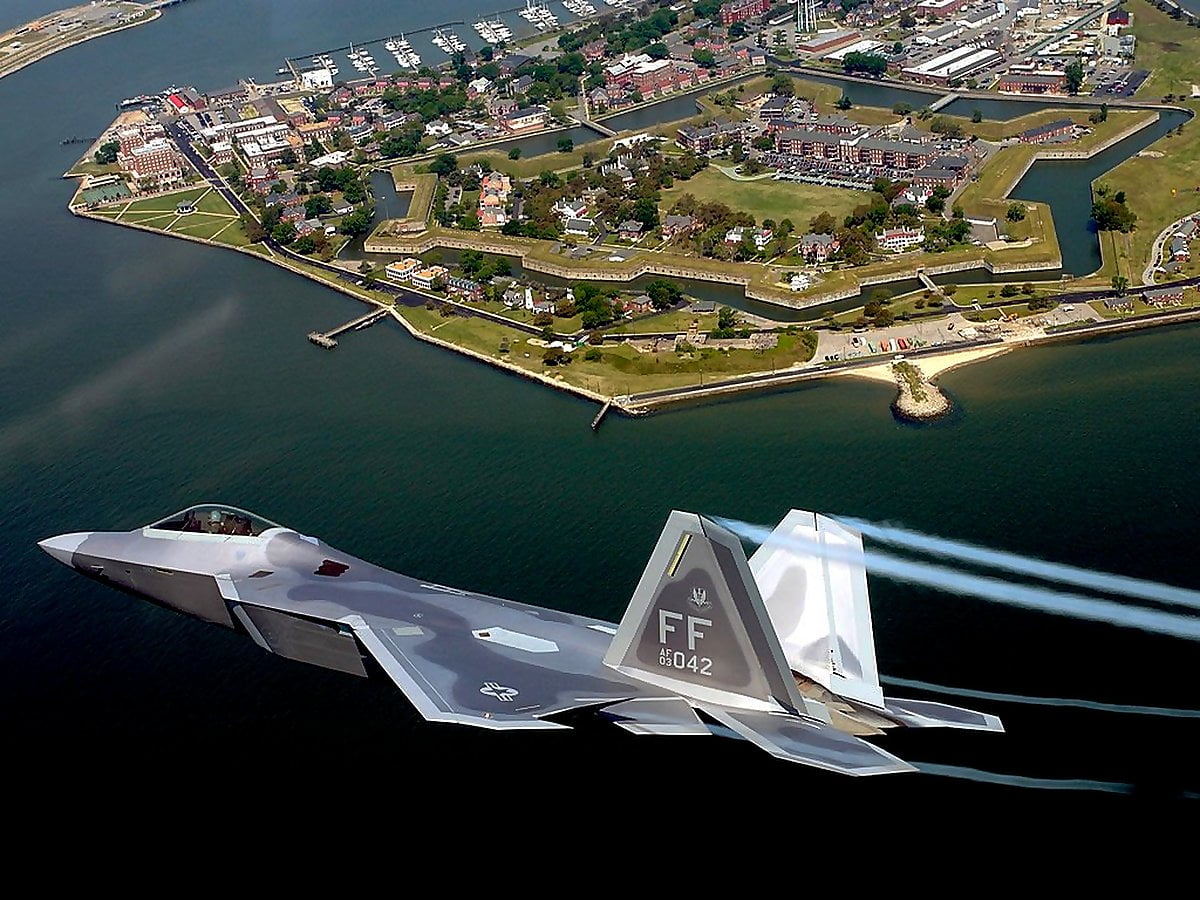 Gratis achtergrond — vliegtuigen, militaire vliegtuigen, meer, Luchtmacht, Lockheed Martin FB-22 (1024x768)