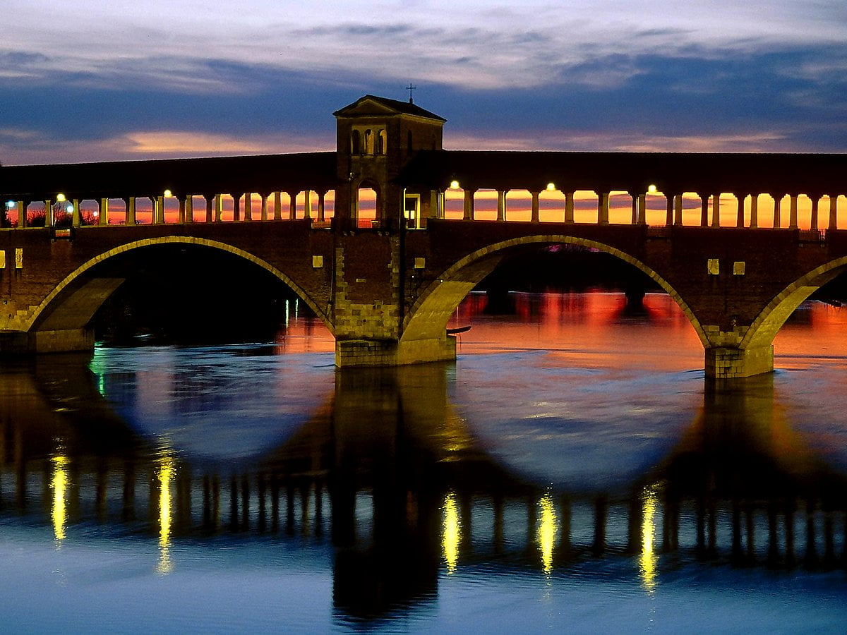 Treinovergang brug over de rivier (Ponte Coperto, Pavia, Italië) — gratis achtergrond 1600x1200