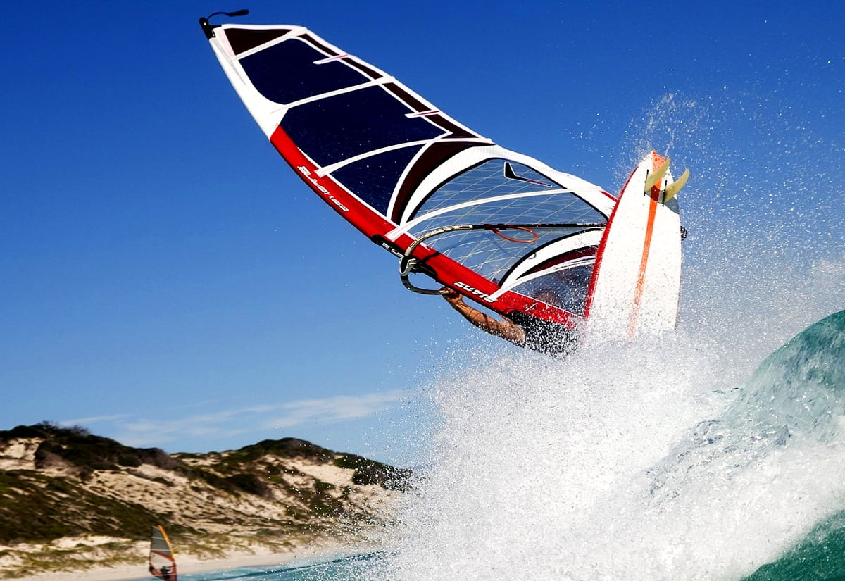 Man rijden golf op surfplank in water — gratis HD bureaublad achtergrond
