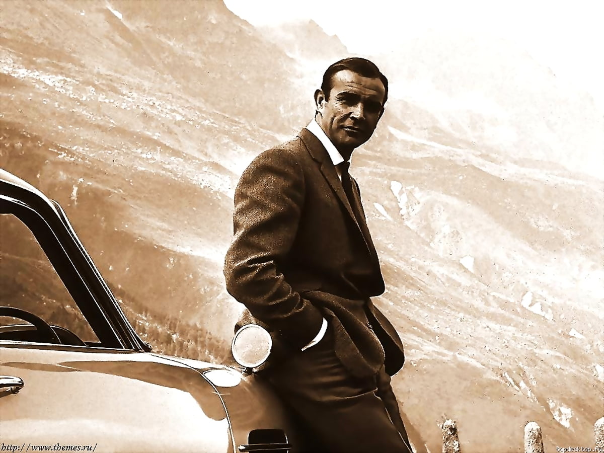 Man zit in de auto (scène uit film "James Bond") — HD achtergrond 1024x768