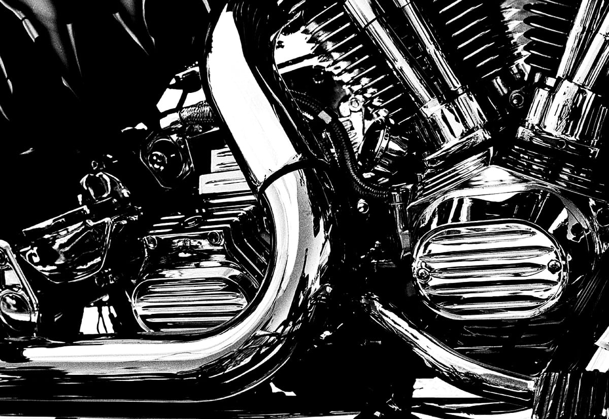 Gratis bureaublad achtergrond / motorfiets aan de kant van de weg