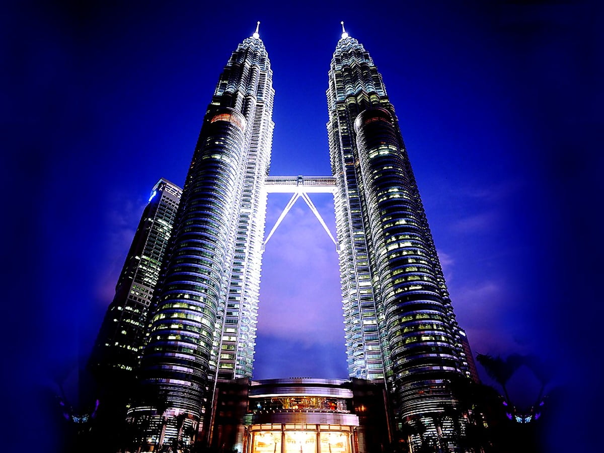 Grote hoge toren en hemelachtergrond met Petronas-torens (Menara Kuala Lumpur, Kuala Lumpur, Maleisië) / HD bureaublad achtergrond