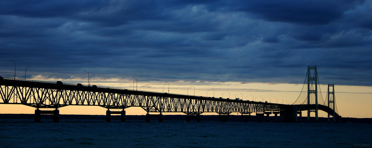 HD achtergrond afbeeldingen - treinovergang brug over de rivier 2560x1024