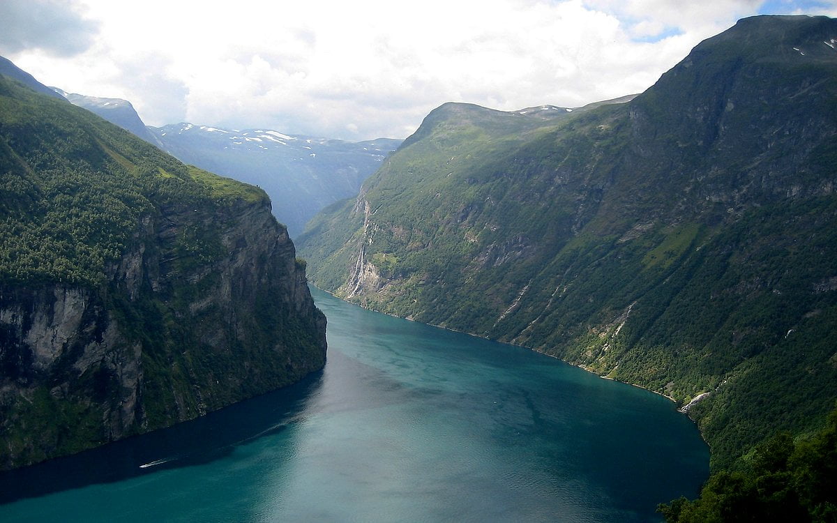 Water en bergen (Geirangerfjord, Geiranger, Noorwegen) : afbeelding voor achtergrond 2560x1600