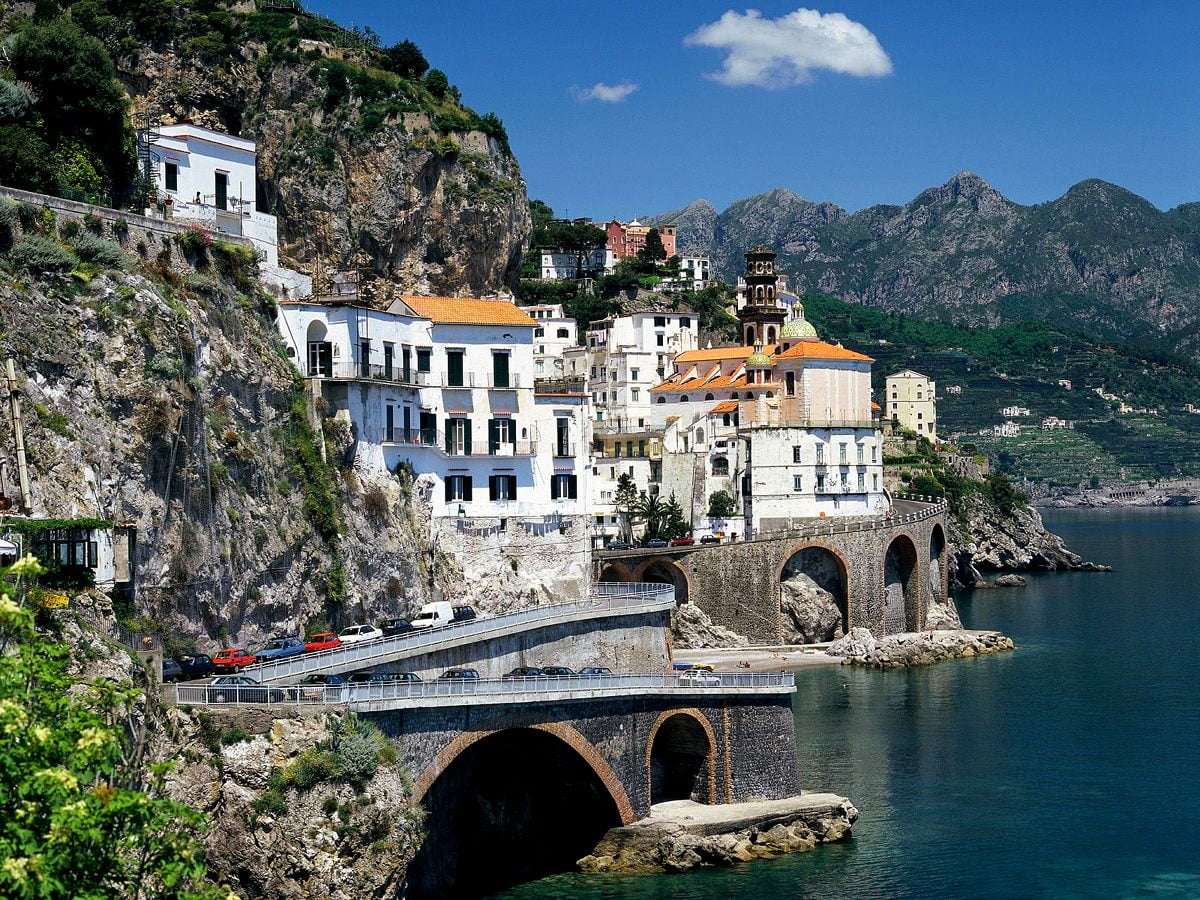 Stenen brug over het meer (Atrani, Amalfi, Italië)