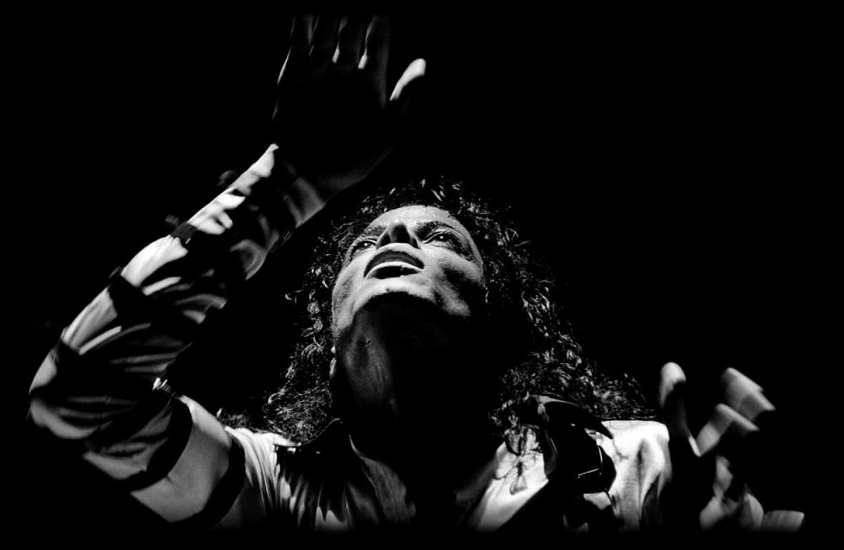 Michael Jackson in het donker / gratis bureaublad achtergrond