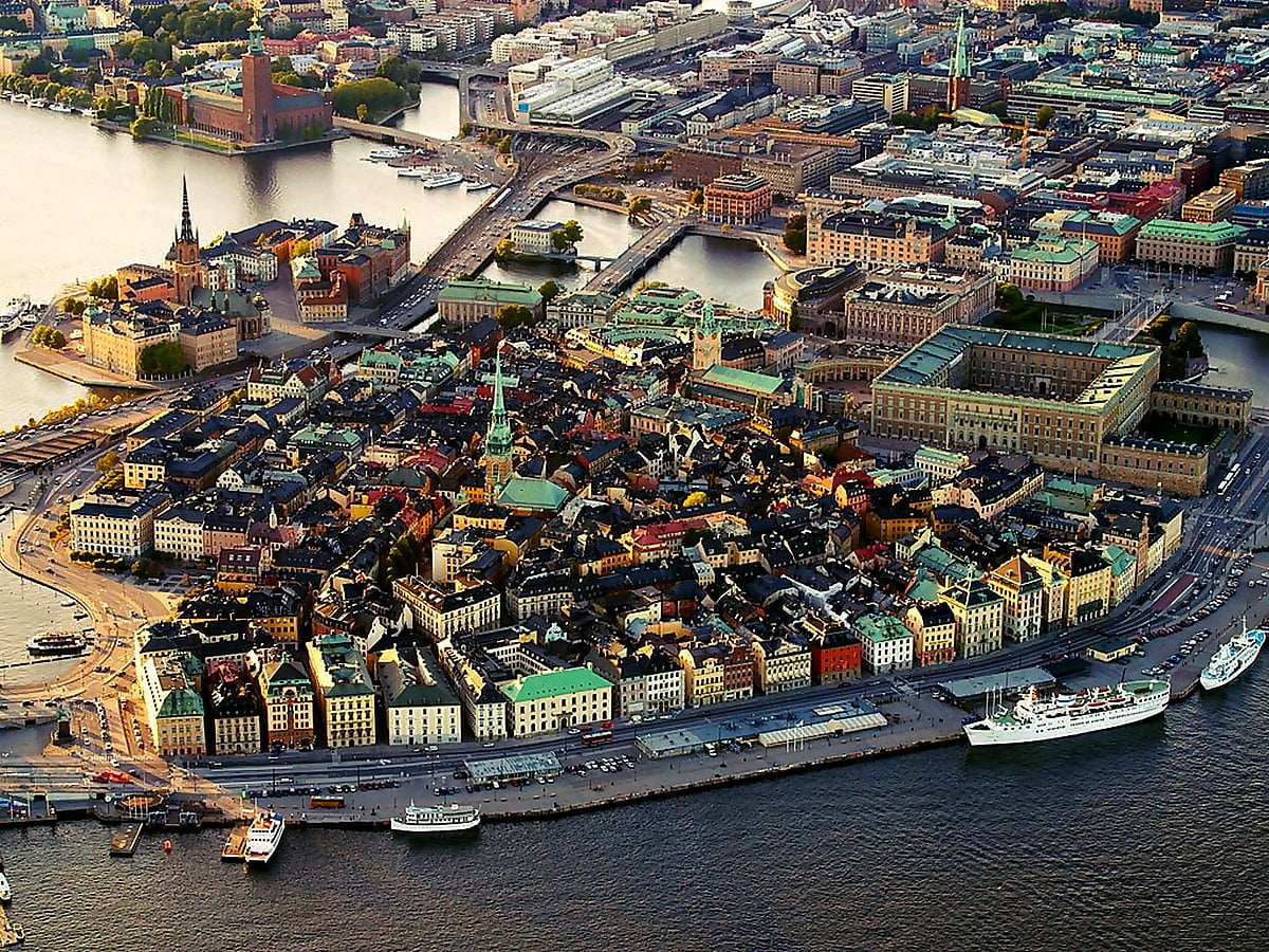 Kleine boot in water en stad (Zweden) / gratis achtergrond 1024x768