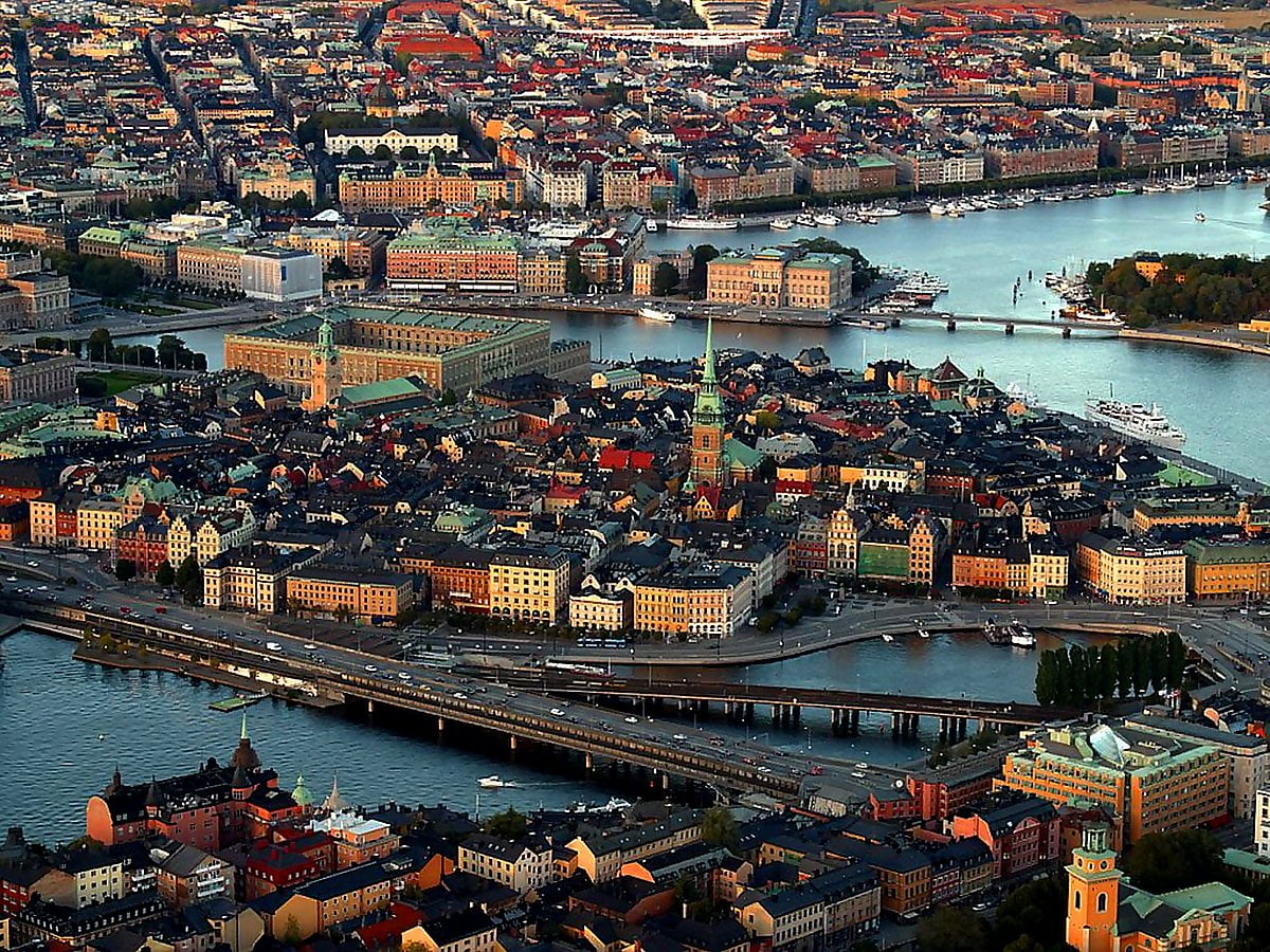 Haven gevuld en water en stad (Zweden) / gratis achtergrond afbeelding 1024x768