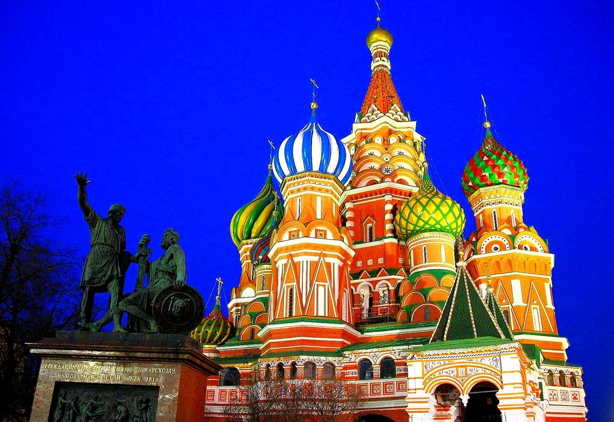 Achtergrond : groot gebouw en de Sint-Basiliuskathedraal (Rusland) 1600x1100